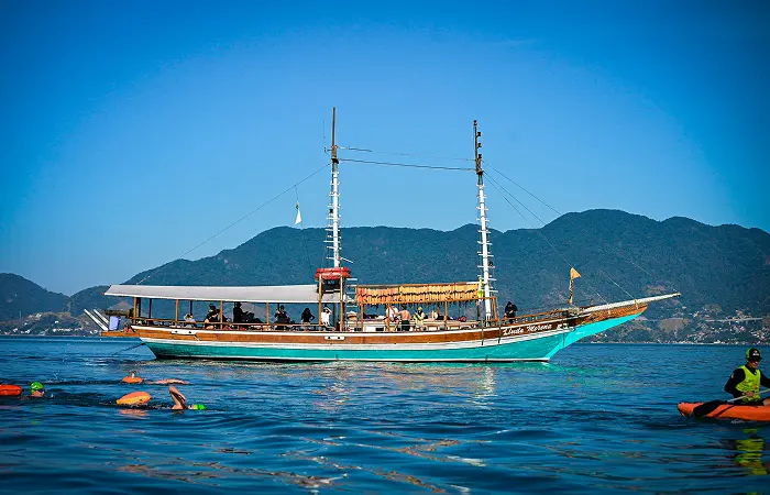 Foto Transporte de nadadores em barco, Ilha Bela - Praias do Sul 3